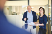Franky en Marieke bespreken een winkelpand